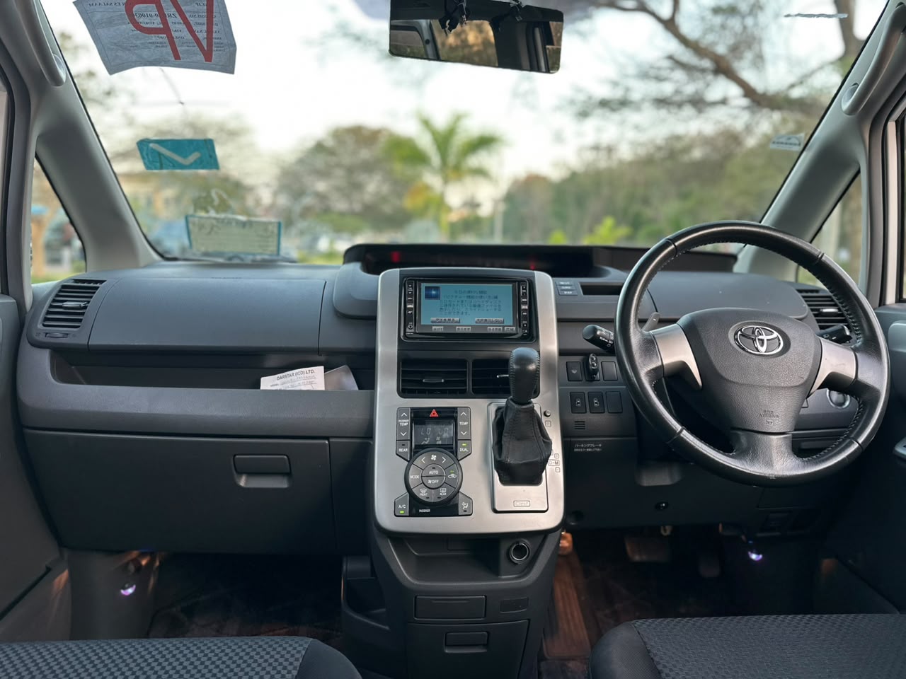 TOYOTA NOAH thumbnail 4